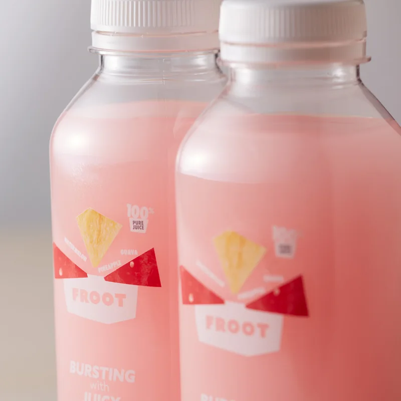 Etiquetas de bebidas en botellas plásticas