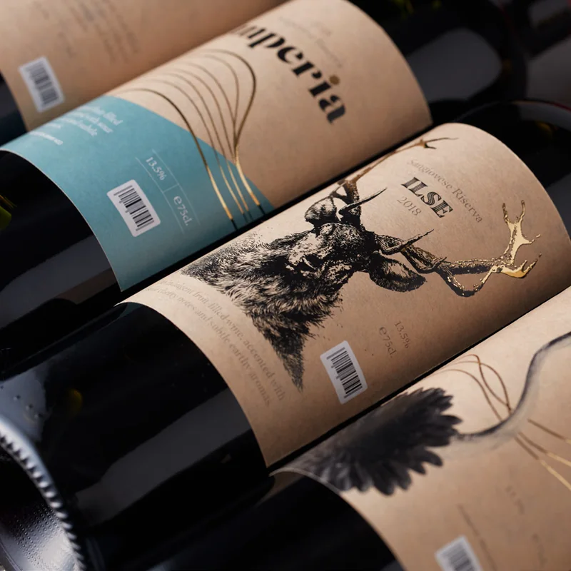 Etiquetas premium en papel kraft sobre botellas