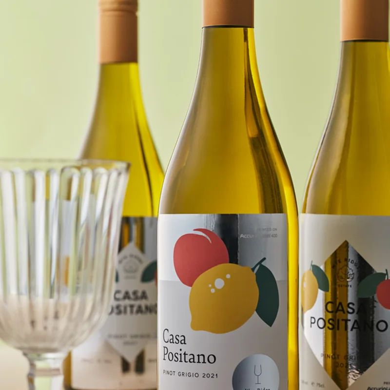 Etiquetas impresas en botellas de vino y aceite