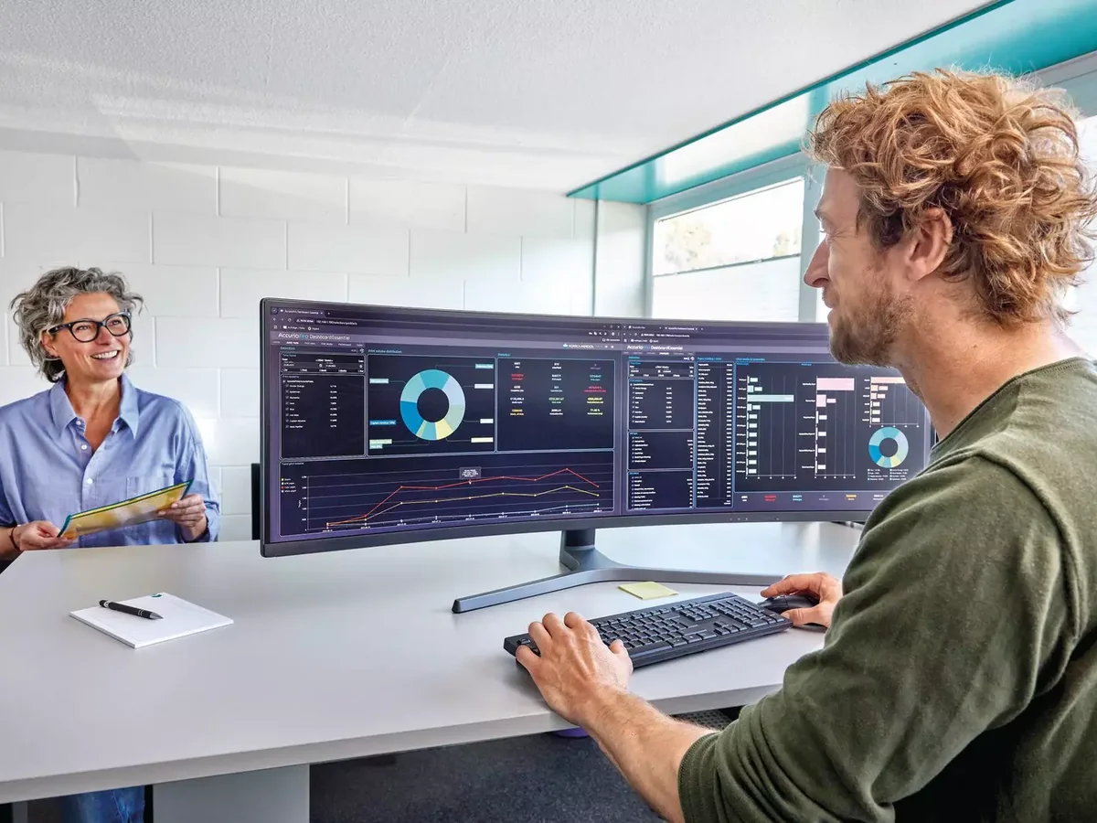 Equipo controlando la producción de impresión